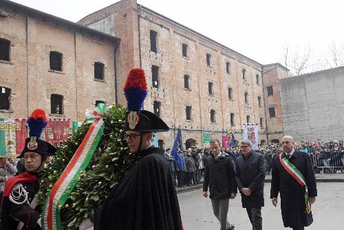 Il governatore Fedriga, il prefetto Valenti e il sindaco di Trieste Dipiazza depongono una corona in memoria delle vittime. 